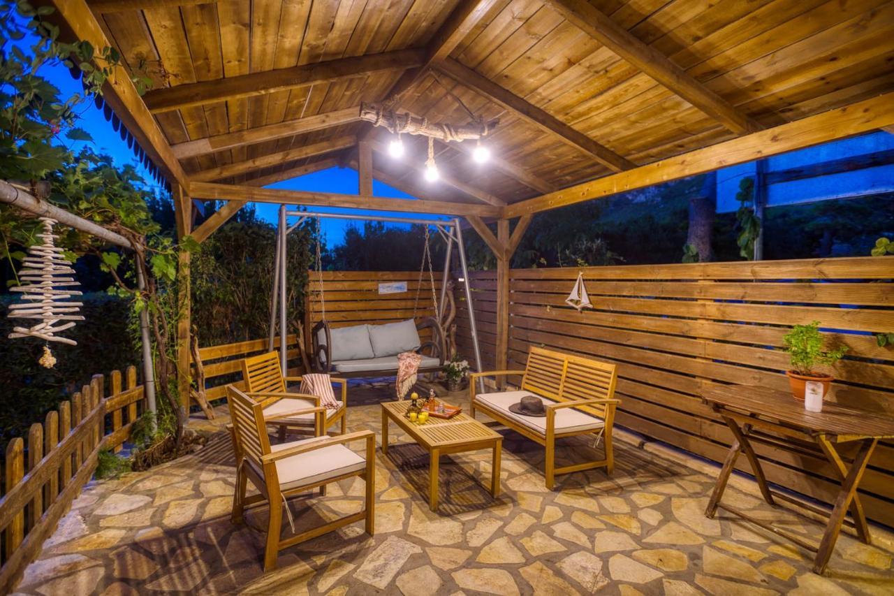 Christinas Apartments Agios Matthaios  Экстерьер фото