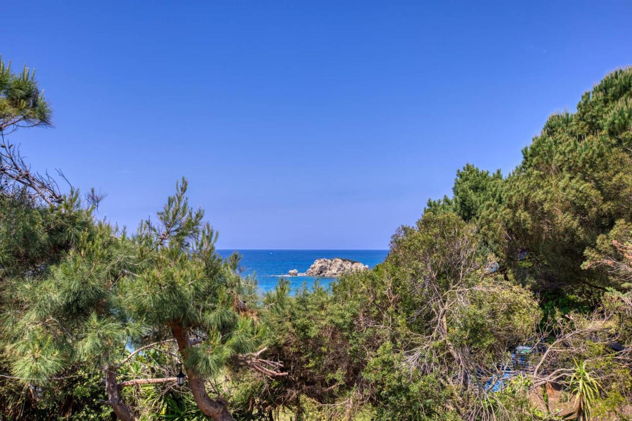 Christinas Apartments Agios Matthaios  Экстерьер фото