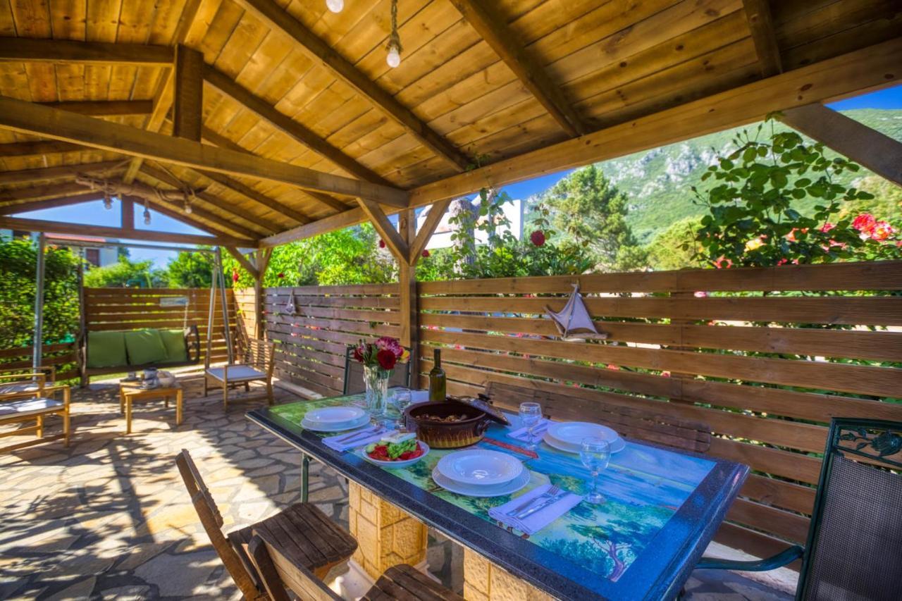 Christinas Apartments Agios Matthaios  Экстерьер фото