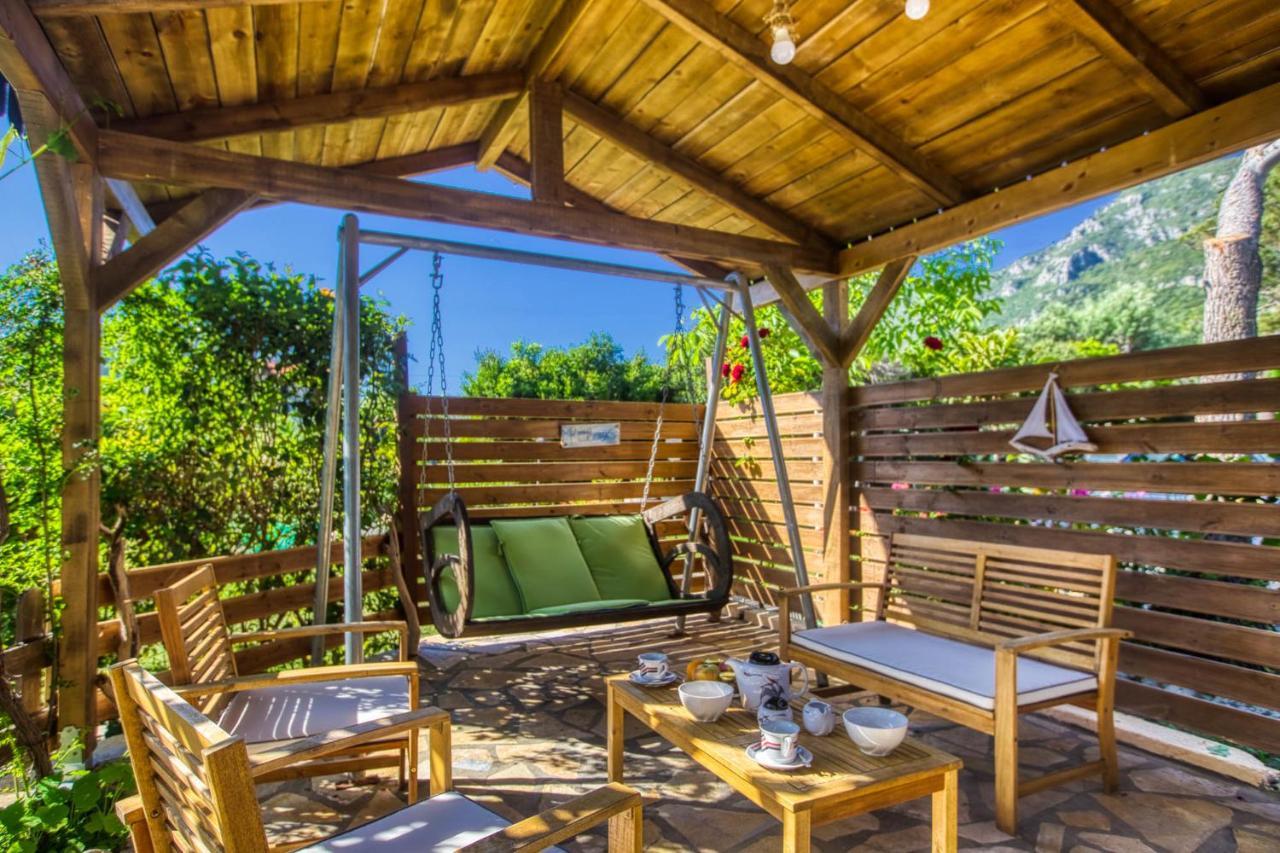 Christinas Apartments Agios Matthaios  Экстерьер фото
