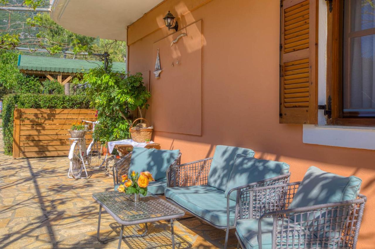Christinas Apartments Agios Matthaios  Экстерьер фото