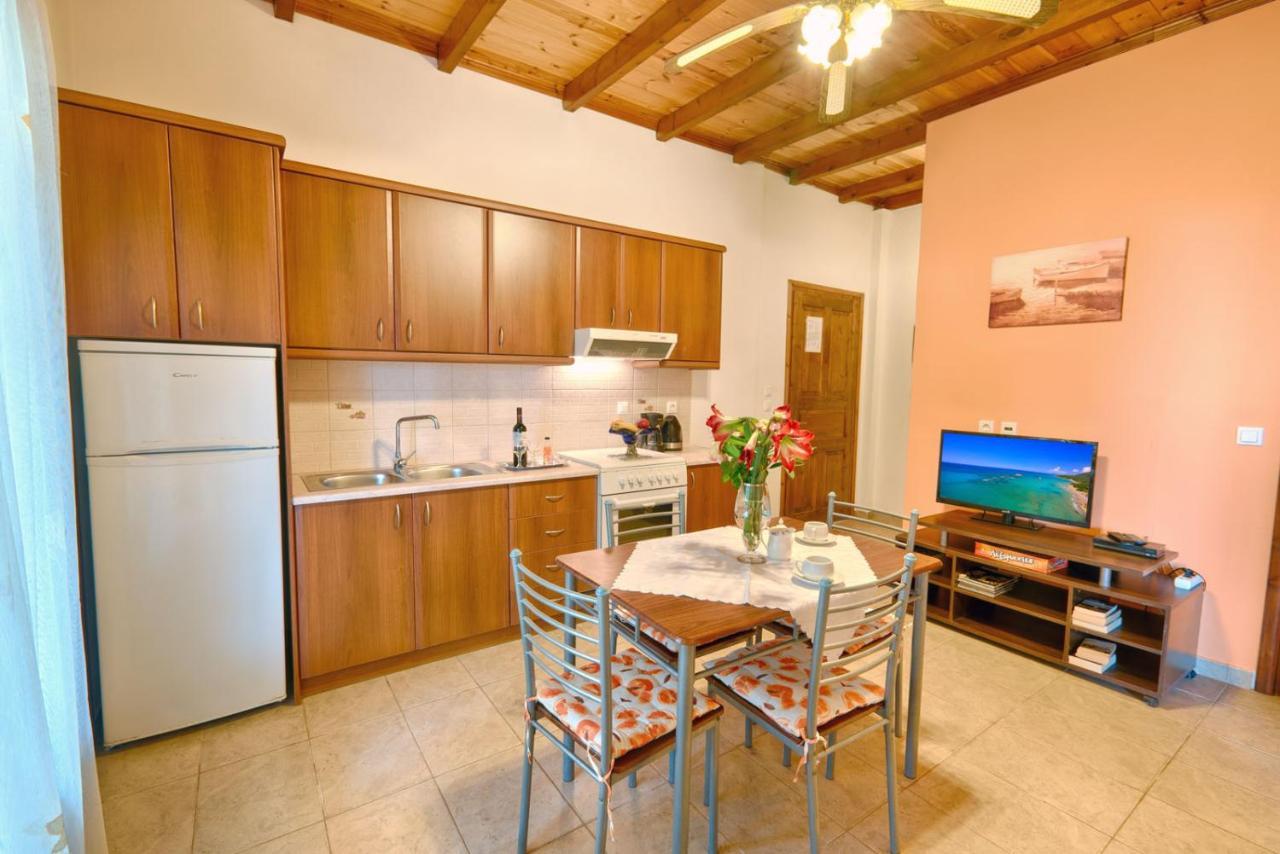 Christinas Apartments Agios Matthaios  Экстерьер фото